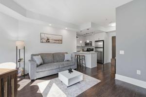 Modern 1BR - Walk to CN Tower - Sleeps 4