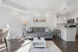 Modern 1BR - Walk to CN Tower - Sleeps 4