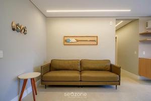 Apto. Espaçoso a 50m da praia de Jurerê DOI0204
