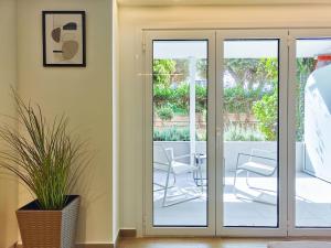 Minimal Garden Studio in Central Glyfada