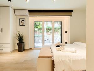 Minimal Garden Studio in Central Glyfada