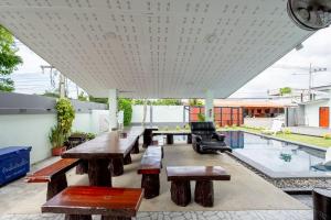 Luxurious 12-Bedroom Villa Retreat in Tambon Pong, Thailand