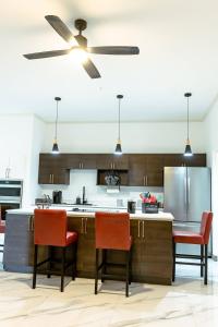 Summer Escape-2BR Apt-Pool-7 Min Airport-Pool