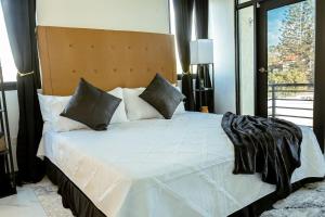 Summer Escape-2BR Apt-Pool-7 Min Airport-Pool