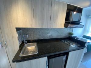 VIP Nomad Nest in New PH with Air C, Kitchen, steps to Metroplus
