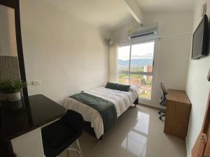 VIP Nomad Nest in New PH with Air C, Kitchen, steps to Metroplus