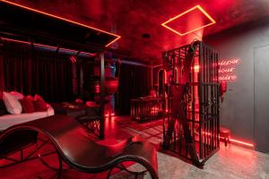 BDSM Warszawa Apartament Premium Red Velvet Suite by Atelier Noir adults only, self check in, breakfest, AC, free parking on the street