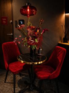 BDSM Warszawa Apartament Premium Red Velvet Suite by Atelier Noir adults only, self check in, breakfest, AC, free parking on the street