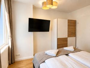 9-Min to Center, 1BR &1LR Apt with Balcony, TV & WIFI