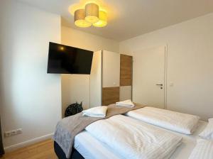 9-Min to Center, 1BR &1LR Apt with Balcony, TV & WIFI