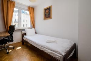 Złota Heart of Warsaw Apartment by BookingHost