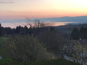 Petite maison à lorée des bois vue sur le lac calme et zénitude