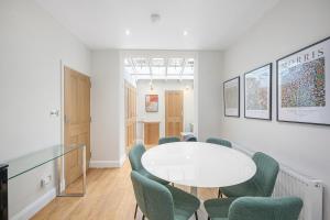 Elegant 3-Bed 3-Bath London Townhouse