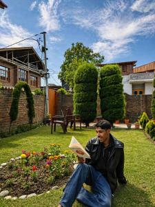 Shesh Bagh Kashmiri Villa near Mughal Gardens and Dal Lake