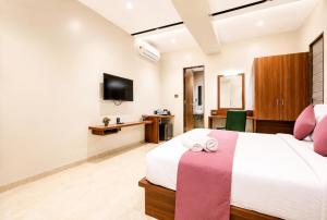 Premium Hotel DS TIRUPATI - near the central bus station and Railway Station - Air-conditioned units equipped with flat-screen TVs, kettles, and free toiletries - BEST FAMILY HOTEL IN TIRUPATI