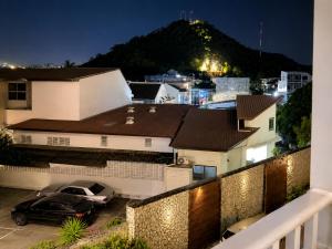 Cozy Walk to Phuket Old Town Temple View Gym Pool Wifi Netflix