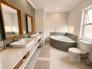 G7 Waterfront Estate Modern Coastal Stay