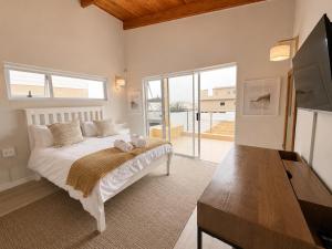 G7 Waterfront Estate Modern Coastal Stay