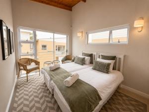 G7 Waterfront Estate Modern Coastal Stay