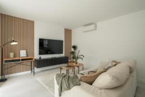 Modern Calahonda House w Large Terrace & Pool