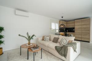 Modern Calahonda House w Large Terrace & Pool