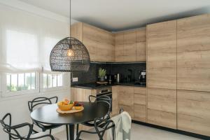 Modern Calahonda House w Large Terrace & Pool