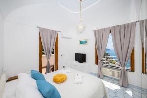 Flower Power Apartment POSITANO - for 6 guests with parking, terrace and seaview - 2 bathrooms and 3 bedrooms