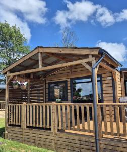 Nieuw!!Compleet nieuw luxe ingericht chalet MET AIRCO en panorama uitzicht over het lauwersmeer