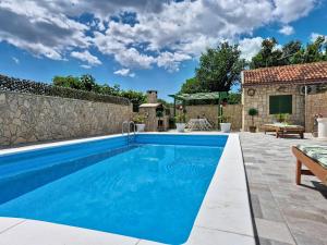 Holiday Home Denis by Interhome