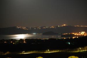 Appartamento con 2 Camere da Letto e Vista Lago