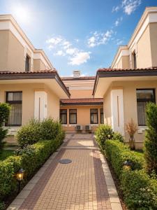Spacious 4-Bedroom Townhouse in Green Life