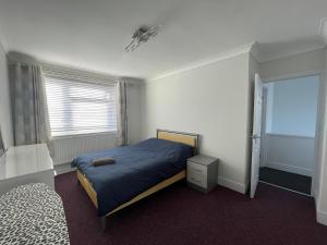 A Detached 3 Bedroom House with Driveway for 6 Near M1