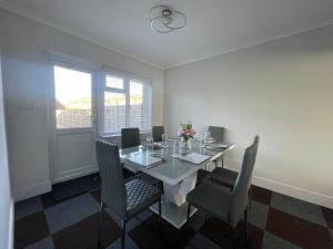 A Detached 3 Bedroom House with Driveway for 6 Near M1