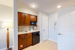 Sun kissed 9th floor studio with gulf views pools hot tub - close to beach