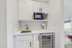 Cozy studio with beachview shared pool Wifi & hot tub