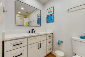 Cozy studio with beachview shared pool Wifi & hot tub