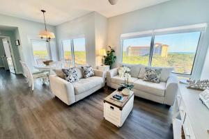 Cozy coastal condo withlots of space shared pool and beach access