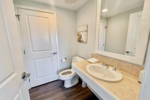 Cozy coastal condo withlots of space shared pool and beach access