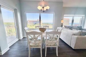 Cozy coastal condo withlots of space shared pool and beach access