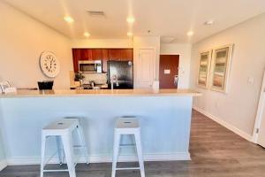 Cozy coastal condo withlots of space shared pool and beach access