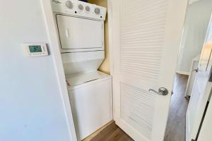 Cozy coastal condo withlots of space shared pool and beach access