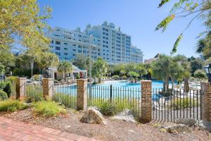 Stylish condo with lagoon pool & beach access - snowbirds welcome