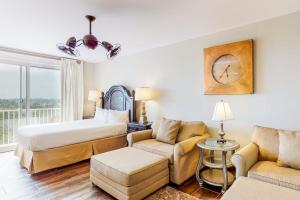 Stylish condo with lagoon pool & beach access - snowbirds welcome