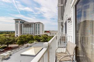 Stylish condo with lagoon pool & beach access - snowbirds welcome