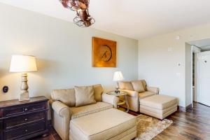 Stylish condo with lagoon pool & beach access - snowbirds welcome