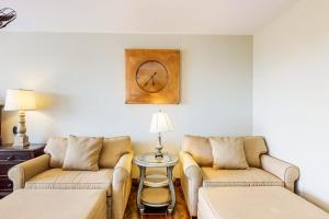 Stylish condo with lagoon pool & beach access - snowbirds welcome