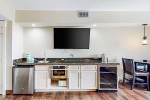 Stylish condo with lagoon pool & beach access - snowbirds welcome