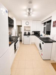 Contractor & Family House Sleeps 8 Free Parking