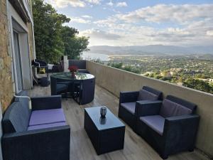 Superbe villa au rez de chaussée avec terrasse de 70 m2 offrant une vue sur la mer et piscine privée