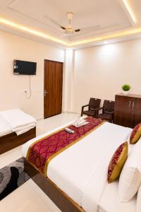Hotel Boston Rooms by SOT - Affordable Stay near Taj #Parking #Ac #2 min drive to Taj
